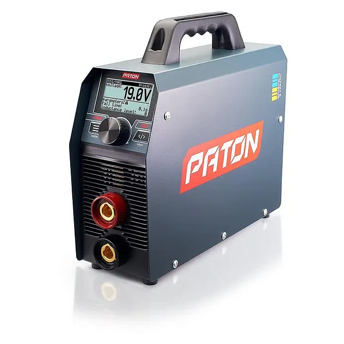 PATON Elektrodenschweißgerät PRO-250 - Schweißstrom: 250 A, 230 V - Dunkelgraues PATON MIG/MAG Inverter-Schweißgerät mit Digitalanzeige, die 19,0V anzeigt, Drehknopf, Tasten und roten/schwarzen Anschlüssen.