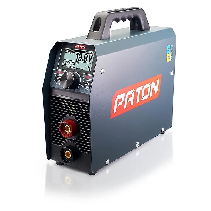 PATON Elektrodenschweißgerät PRO-160 - Schweißstrom: 160 A, 230 V - Dunkelgraues Paton MIG/MAG Schweißgerät mit schwarzem Griff, Digitalanzeige (19,0V) und roten/schwarzen Anschlüssen.