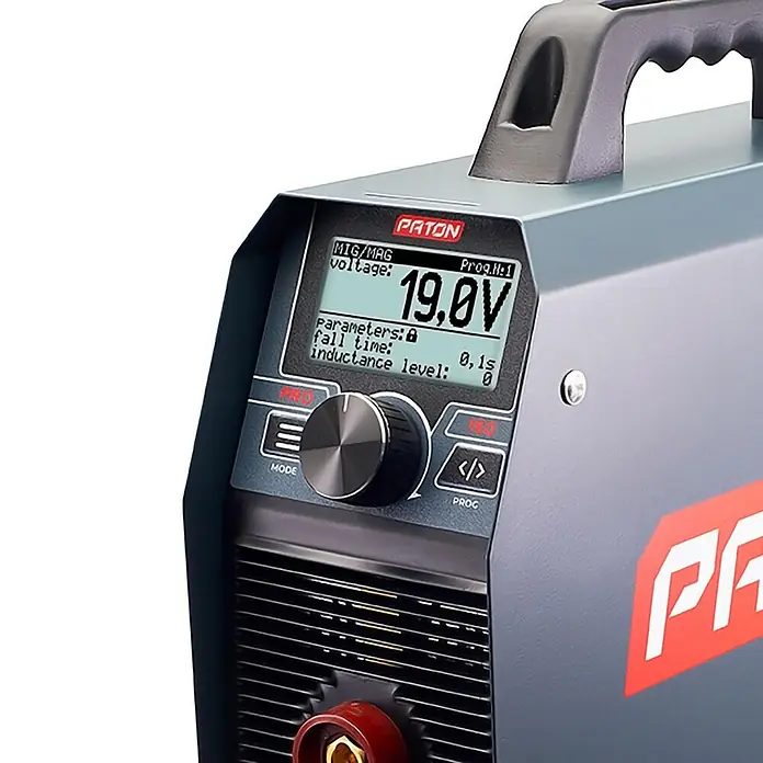 PATON Elektrodenschweißgerät PRO-160 - Schweißstrom: 160 A, 230 V - Graues MIG/MAG-Schweißgerät mit schwarzem Griff, zeigt 19,0V und Parameter auf dem Display an.