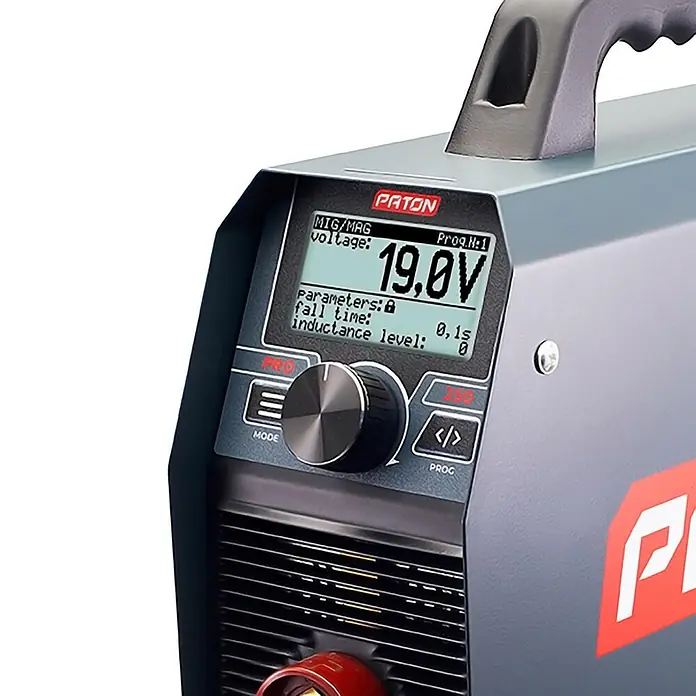 PATON Elektrodenschweißgerät PRO-250 - Schweißstrom: 250 A, 230 V - Grau lackiertes Schweißgerät mit digitalem Display, das '19,0V' anzeigt, Bedienknöpfen und schwarzem Tragegriff.