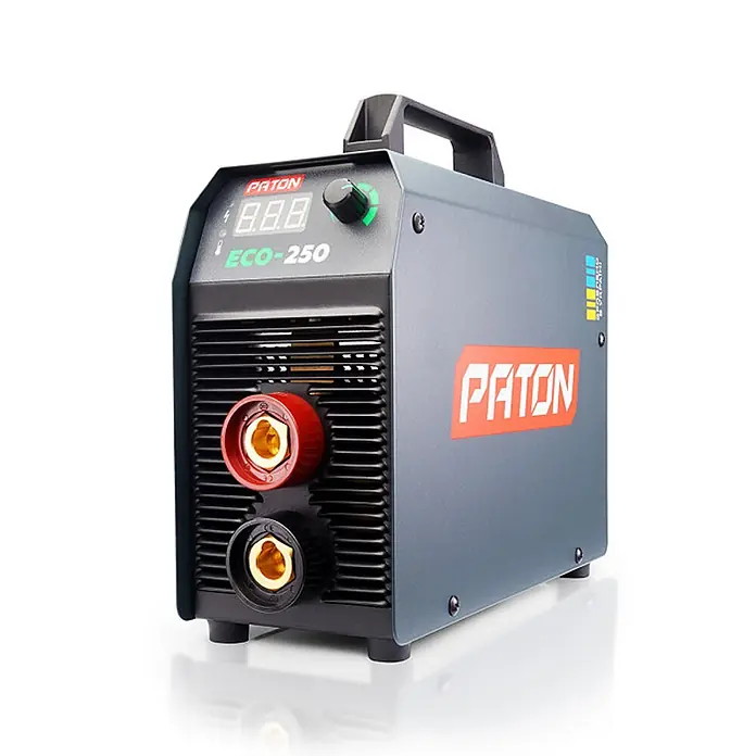 PATON Elektrodenschweißgerät ECO-250 - Schweißstrom: 250 A, 230 V - Ein graues, tragbares Inverter-Schweißgerät mit Digitalanzeige, Drehknopf und roten und schwarzen Ausgangsanschlüssen.