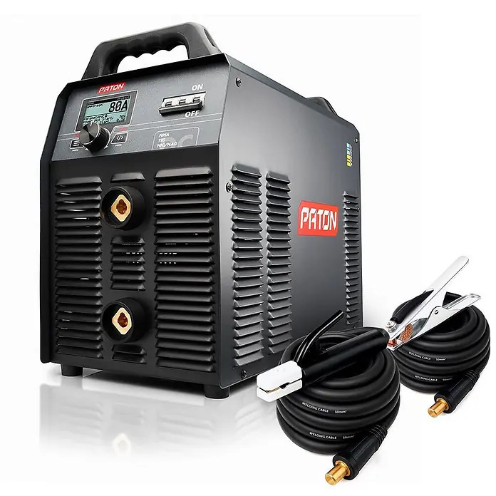 PATON Elektrodenschweißgerät PRO-630-400V - Schweißstrom: 630 A, 400 V - Dunkelgraues Paton Schweißgerät mit rotem Logo, Display '80A' und schwarzen Schweißkabeln mit Klemmen.