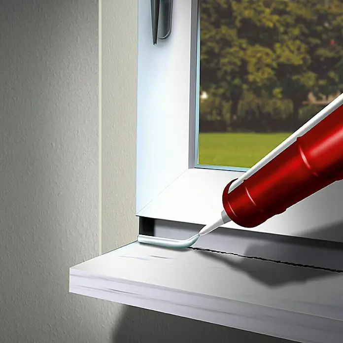 MEM Montagekleber ALLGROUND 3in1 - Grau, 430 g - Abdichten eines Fensters mit einer Kartuschenpistole. Die Kartuschenpistole ist rot und weiß. Das Fenster ist weiß.