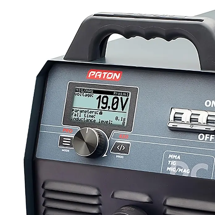 PATON Elektrodenschweißgerät PRO-630-400V - Schweißstrom: 630 A, 400 V - Graues Paton Schweißgerät mit Digitalanzeige (19.0V), Drehknopf und Tasten für Schweißmodi (MIG/MAG, MMA, WIG).