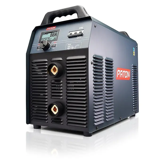 PATON Elektrodenschweißgerät PRO-630-400V - Schweißstrom: 630 A, 400 V - Dunkelgraues Paton Inverter-Schweißgerät mit Digitalanzeige, Drehknopf und Anschlüssen.