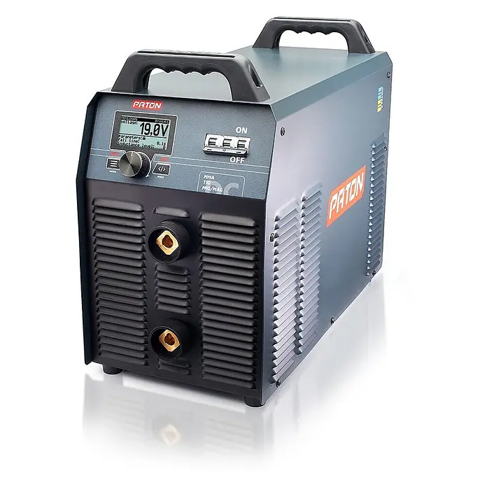 PATON Elektrodenschweißgerät PRO-630-400V - Schweißstrom: 630 A, 400 V - Graues PATON-Schweißgerät mit Digitalanzeige, Drehknopf, Moduswahlschalter und zwei Ausgangsklemmen.