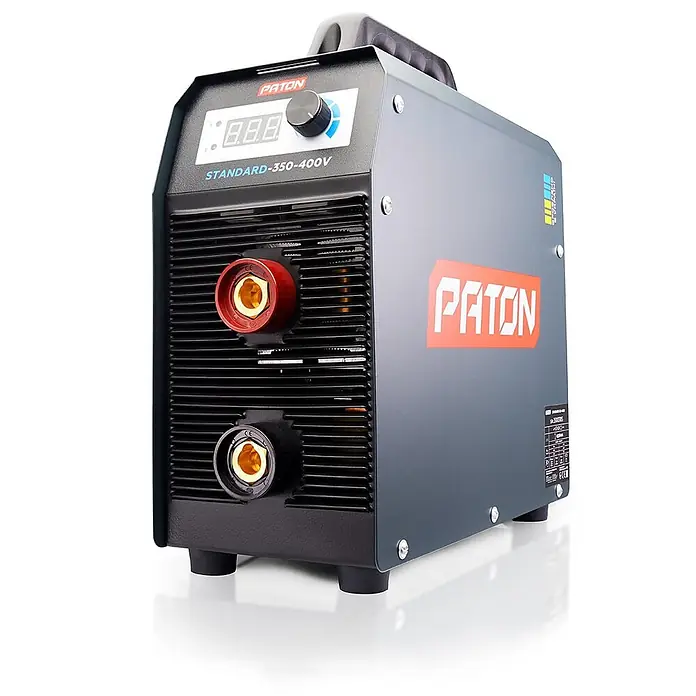 PATON Elektrodenschweißgerät Standard-350-400V - Schweißstrom: 350 A, 230 V - Dunkelgrauer PATON Schweißinverter mit Digitalanzeige, Drehknopf und rot/schwarzen Anschlüssen an der Vorderseite.