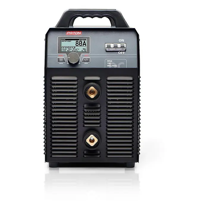 PATON Elektrodenschweißgerät PRO-630-400V - Schweißstrom: 630 A, 400 V - Schwarze PATON Schweißmaschine mit Digitalanzeige (80A), ON/OFF-Schalter und vorderen Anschlüssen.