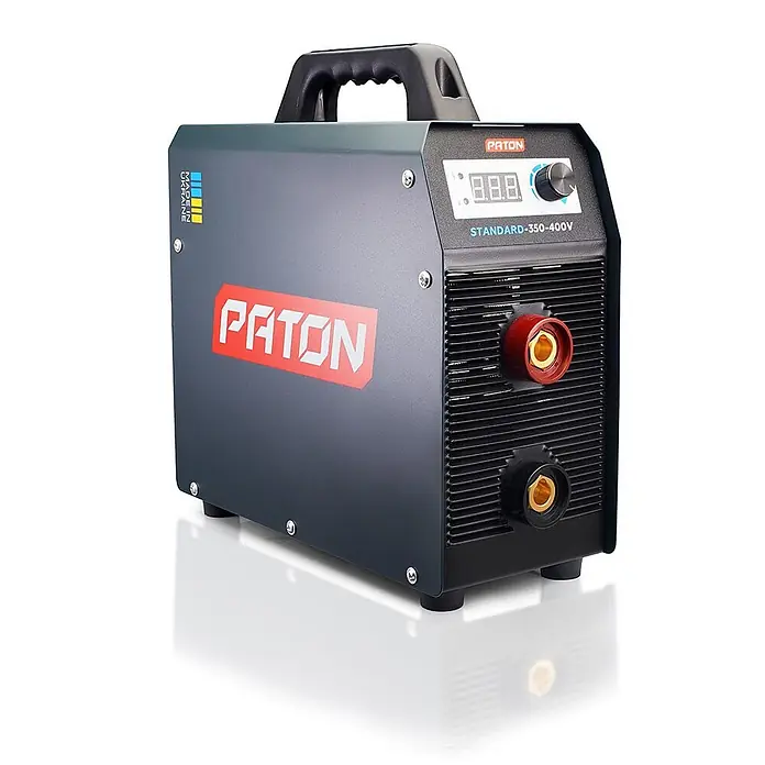 PATON Elektrodenschweißgerät Standard-350-400V - Schweißstrom: 350 A, 230 V - Dunkelgrauer PATON Schweißinverter mit rotem Logo, Digitalanzeige, Drehknopf und Anschlüssen.