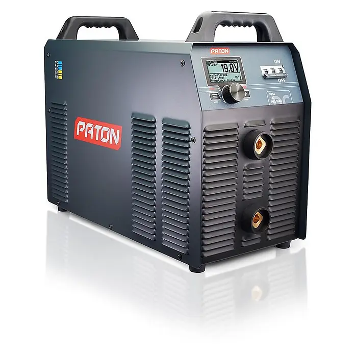 PATON Elektrodenschweißgerät PRO-630-400V - Schweißstrom: 630 A, 400 V - Dunkelgraues PATON Schweißgerät mit rotem Logo, Digitalanzeige, Drehknopf und Tragegriffen.