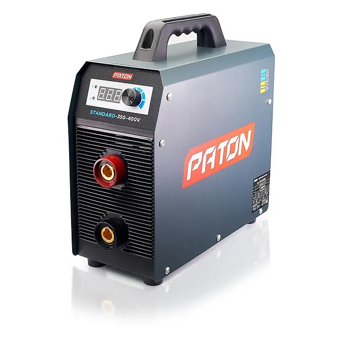 PATON Elektrodenschweißgerät Standard-350-400V - Schweißstrom: 350 A, 230 V - Dunkelgrauer Paton Schweißinverter mit Digitalanzeige, Drehknopf, Griff und rot/schwarzen Anschlüssen.