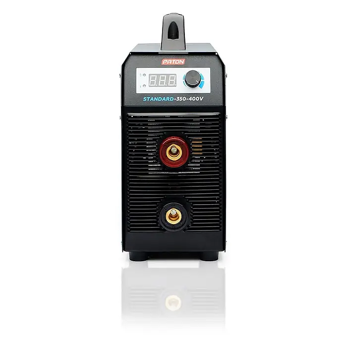 PATON Elektrodenschweißgerät Standard-350-400V - Schweißstrom: 350 A, 230 V - Schwarzer Schweißinverter mit Digitalanzeige, Drehregler und roten und schwarz-goldenen Ausgangsklemmen an der Frontplatte.