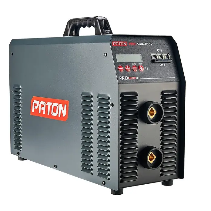 PATON Elektrodenschweißgerät PRO-500-400V - Schweißstrom: 500 A, 400 V - Dunkelgraues PATON PRO-500-400V Inverter-Schweißgerät mit schwarzem Griff, Digitalanzeige und Anschlussklemmen vorne.