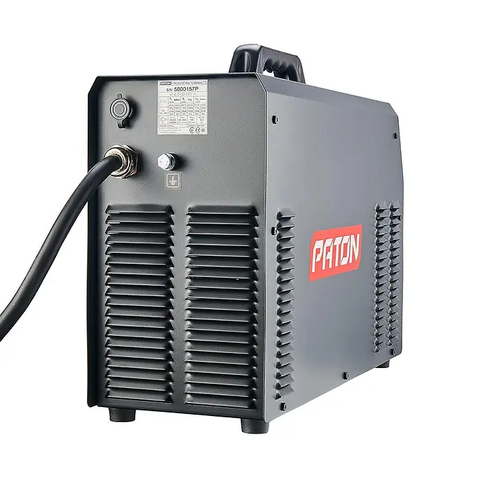PATON Elektrodenschweißgerät PRO-500-400V - Schweißstrom: 500 A, 400 V - Graues Metall PATON Schweißgerät mit schwarzem Griff, Anschlüssen und Lüftungsschlitzen, mit Seriennummeretikett.