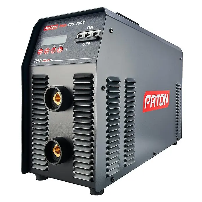 PATON Elektrodenschweißgerät PRO-500-400V - Schweißstrom: 500 A, 400 V - Dunkelgrauer Paton Pro Series II Schweißinverter mit Digitalanzeige, Ein/Aus-Schalter und vorderen Anschlüssen.