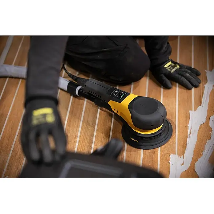Mirka Elektro-Exzenterschleifer Mirka® DEROS RS 600 EU Ø 150 mm - 750 W, 700 U/min - 2.500 U/min, Durchmesser Schleifteller: 15 cm - Gelber und schwarzer Exzenterschleifer wird auf einem Holzdeck verwendet.