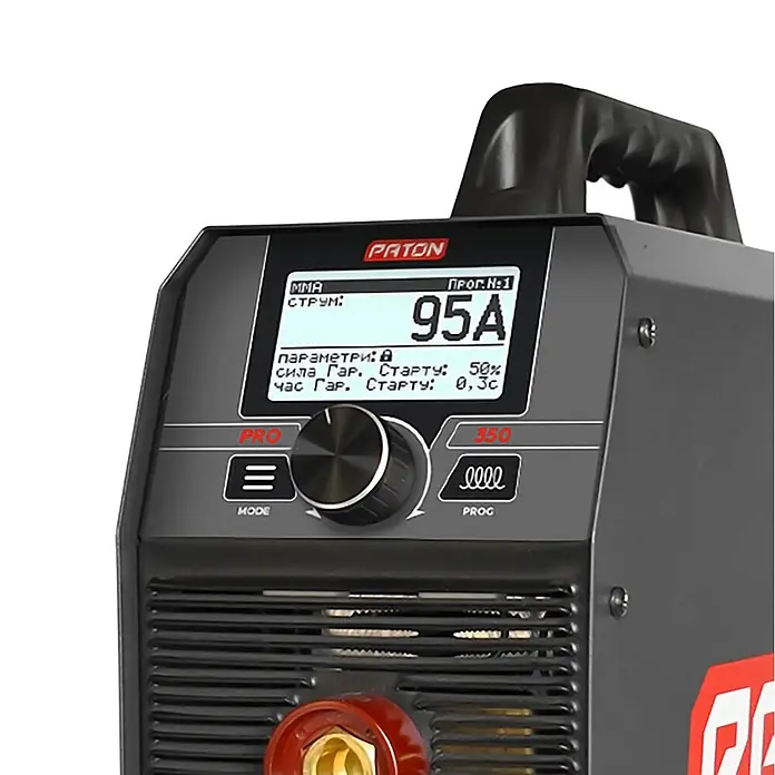 PATON Elektrodenschweißgerät PRO-350-400V - Schweißstrom: 350 A, 400 V - Ein grau-schwarzes Schweißgerät mit digitaler Anzeige, die „95A“ und verschiedene Schweißparameter zeigt. Es hat einen Tragegriff und Bedienknöpfe.