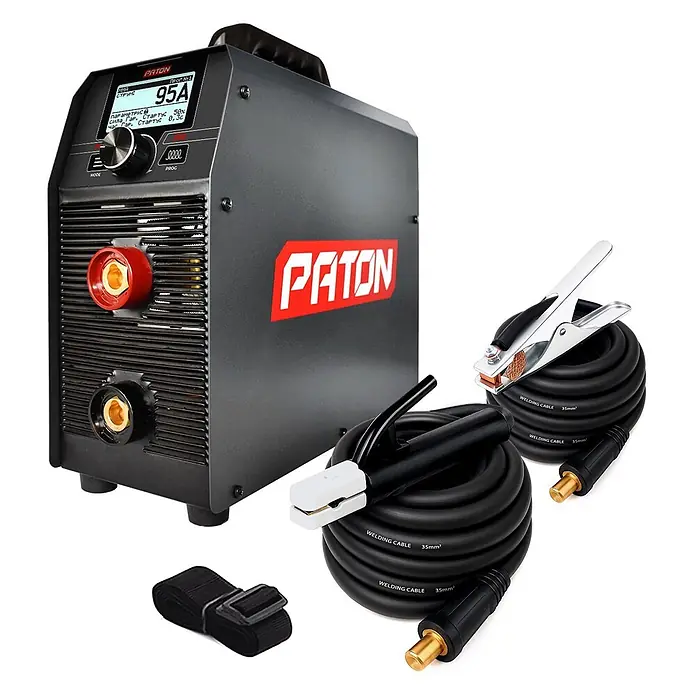 PATON Elektrodenschweißgerät PRO-350-400V - Schweißstrom: 350 A, 400 V - Dunkelgraue PATON Inverter-Schweißmaschine mit Digitalanzeige, zwei aufgerollten schwarzen Schweißkabeln mit Klemmen und einem schwarzen Gurt.
