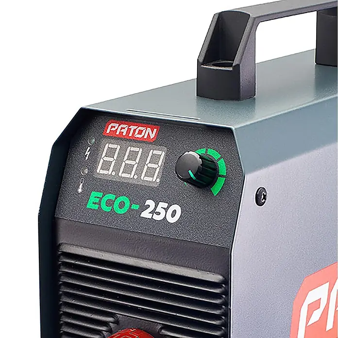 PATON Elektrodenschweißgerät ECO-250-C - Schweißstrom: 250 A, 230 V - Graue Schweißmaschine mit schwarzem Bedienfeld, rotem „PATON“-Logo, Digitalanzeige, „ECO-250“-Schriftzug, grünem Drehknopf und schwarzem Tragegriff.