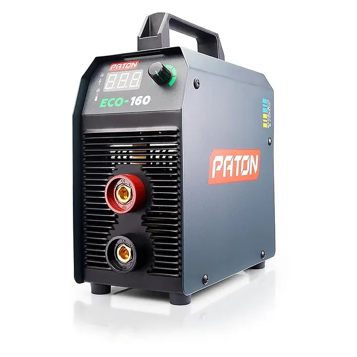 PATON Elektrodenschweißgerät ECO-160 - Schweißstrom: 160 A, 230 V - Grauer Paton ECO-160 Schweißinverter mit roten/schwarzen Schnellanschlüssen, Digitalanzeige und grünem Knopf. Mit Tragegriff.