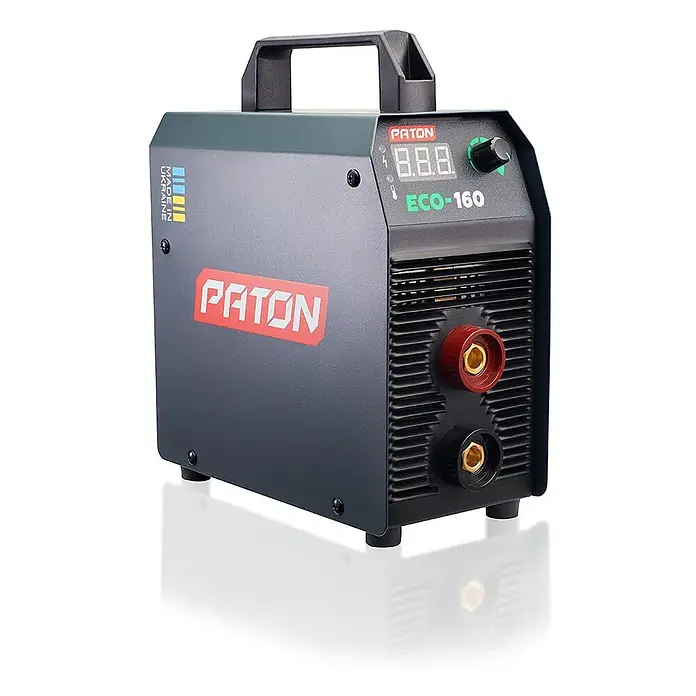 PATON Elektrodenschweißgerät ECO-160 - Schweißstrom: 160 A, 230 V - Dunkelgrauer PATON ECO-160 Schweißinverter mit Digitalanzeige, Drehknopf, Tragegriff und roten/schwarzen Schweißklemmen.