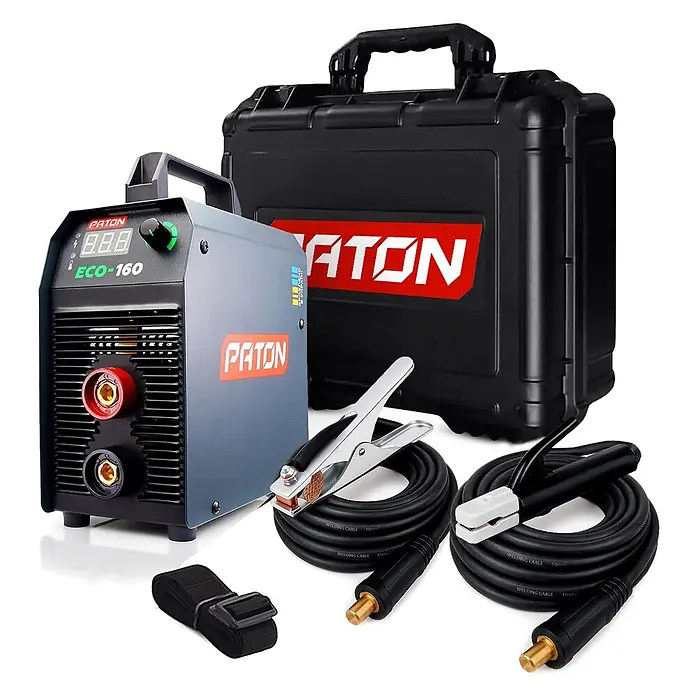 PATON Elektrodenschweißgerät ECO-160-C - Schweißstrom: 160 A, 230 V - Grau-schwarzes PATON ECO-160 Schweißgerät mit Digitalanzeige, schwarzer Tragetasche, zwei Schweißkabeln, Elektrodenhalter, Masseklemme und schwarzem Riemen.