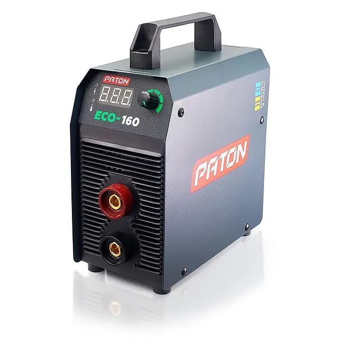 PATON Elektrodenschweißgerät ECO-160 - Schweißstrom: 160 A, 230 V - Graues PATON ECO-160 Inverter-Schweißgerät mit Digitalanzeige, Drehregler und zwei Ausgangsanschlüssen.