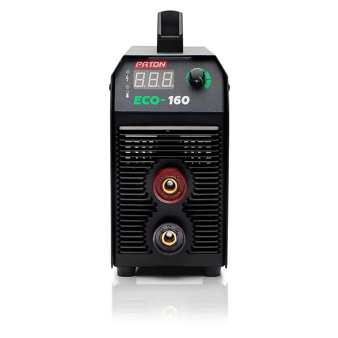 PATON Elektrodenschweißgerät ECO-160 - Schweißstrom: 160 A, 230 V - Schwarzes PATON ECO-160 Inverter-Schweißgerät mit Digitalanzeige, Drehknopf und zwei Ausgangsanschlüssen.