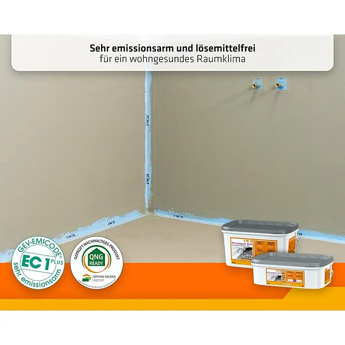 PCI Lastogum Dicht - 4 kg, Grau - Zwei weiße Eimer PCI Lastogum Dicht in einer Raumecke, wo eine blaue Dichtungsbahn an Wänden und Boden angebracht ist.