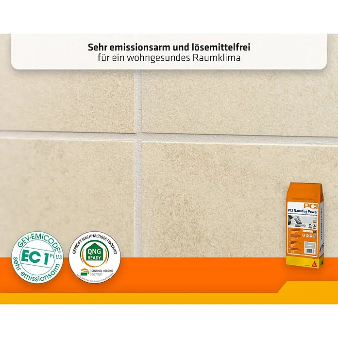 PCI Fugenmörtel Nanofug Power - Bahamabeige, 4 kg - Sack PCI Nanofug Power flexibler Fugenmörtel neben cremefarbenen Fliesen. Als emissionsarm und lösemittelfrei hervorgehoben.