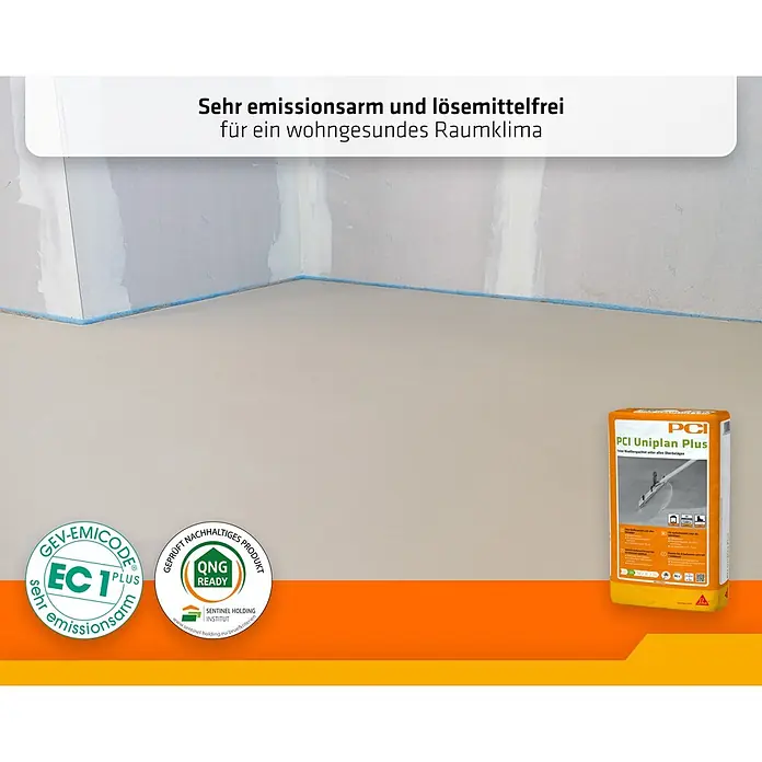PCI Nivelliermasse Uniplan Plus 0-15 mm - 25 kg - Orangefarbener PCI Uniplan Plus Spachtelmassebeutel in einem vorbereiteten Raum, mit GEV-EMICODE und QNG Zertifizierungen.
