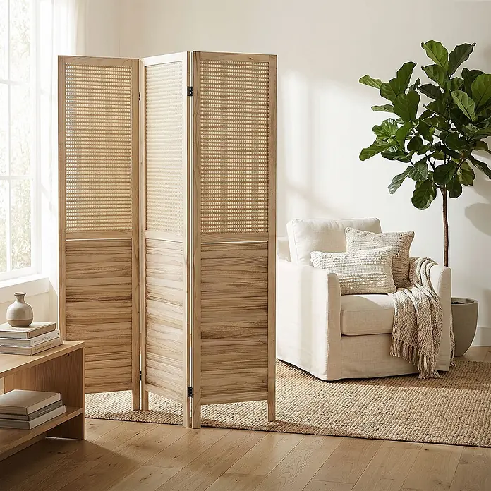Paravent 3-teilig Osaka Natur 170x121 cm aus Bambus faltbar -  - Dreiteiliger Raumteiler aus hellem Holz und Rattan, der einen Wohnbereich abgrenzt.