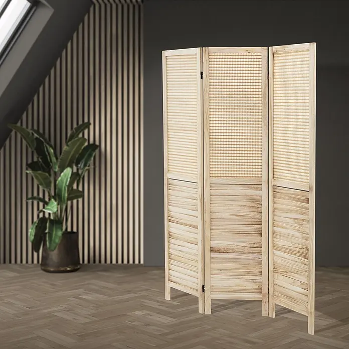 Paravent 3-teilig Osaka Natur 170x121 cm aus Bambus faltbar -  - Ein dreiteiliger Raumteiler aus hellem Holz und Rattan steht in einem modernen Raum zur Raumtrennung.
