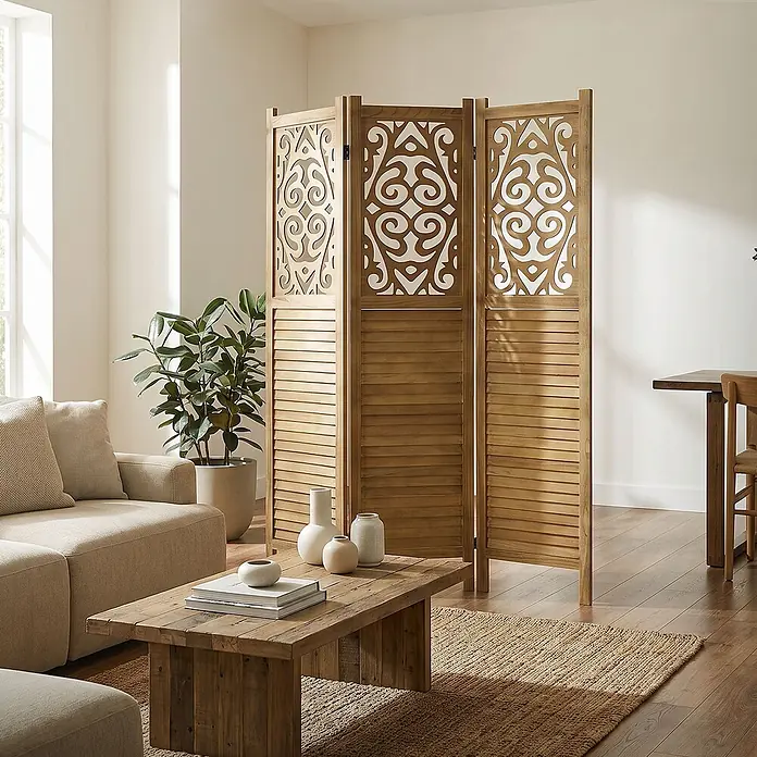 ML-Design Sichtschutzelement Raumtrenner 3-teilig Tokio Natur Holz freistehend Trennwand - Holz, Braun - Hölzerner Raumteiler mit drei Paneelen, dekorativen Ausschnitten und Lamellen, der einen Wohnraum abtrennt.