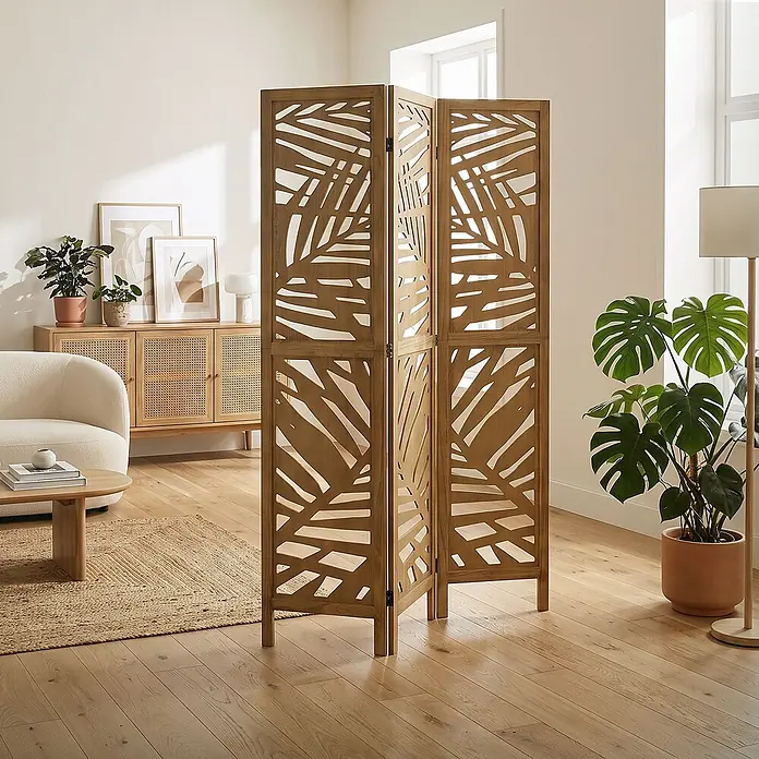 ML-Design Sichtschutzelement Raumtrenner 3-teilig Kyoto Natur Holz freistehend Trennwand - Holz, Braun - Dreiteiliger Raumteiler aus Holz mit Palmenblatt-Ausschnitten, in einem hellen Wohnzimmer.