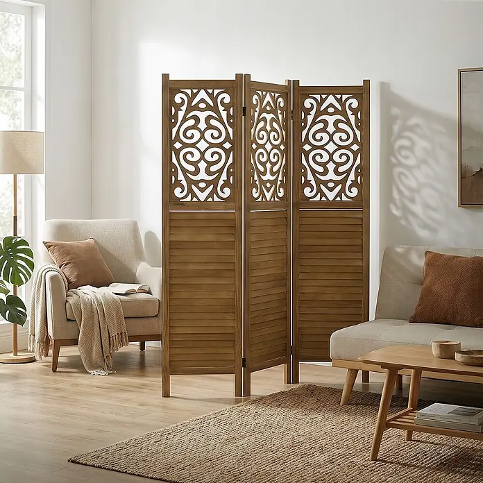 ML-Design Sichtschutzelement Raumtrenner 3-teilig Tokio Natur Holz freistehend Trennwand - Holz, Braun - Brauner Raumteiler aus Holz mit geschnitzten Oberteilen und Lamellenpaneelen, steht in einem Wohnzimmer auf einem Teppich.