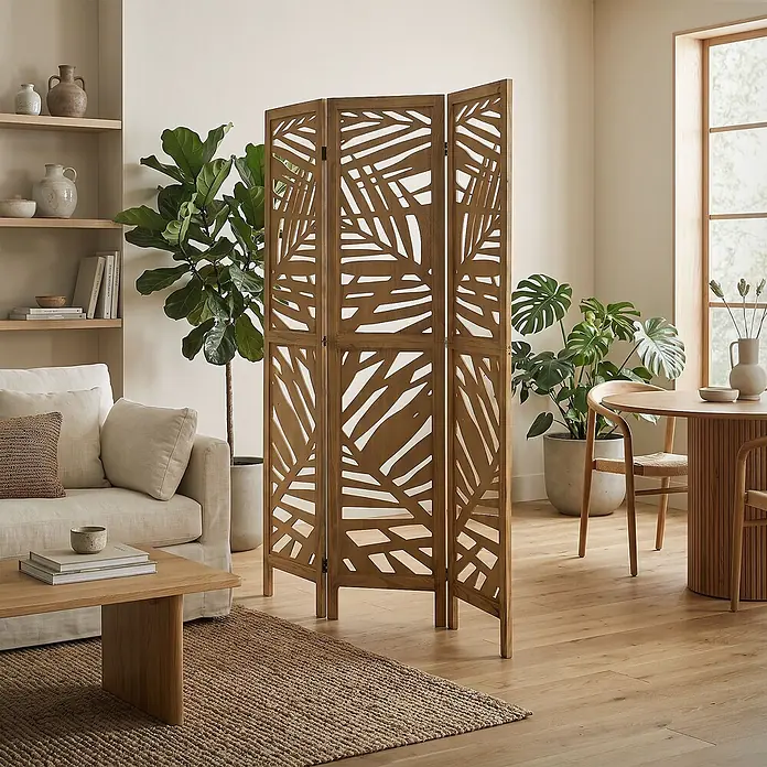 ML-Design Sichtschutzelement Raumtrenner 3-teilig Kyoto Natur Holz freistehend Trennwand - Holz, Braun - Dreiteiliger Raumteiler aus Holz mit Blattausschnitten, der einen Wohn- und Essbereich in einem hellen, modernen Raum trennt.