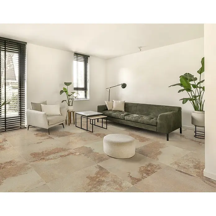 Feinsteinzeugfliese Solterra - 60 x 60 cm, Beige, Matt - Rustikaler Fliesenboden in Beige und Braun mit unregelmäßigem Muster in einem modernen Wohnzimmer.