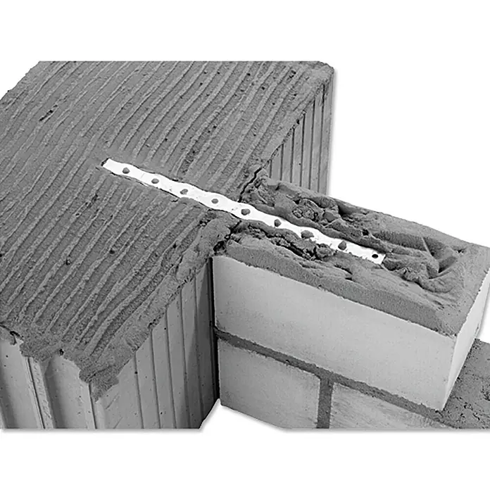 Catnic Mauerverbinder - 10 Stk., Edelstahl - Eine Nahaufnahme eines Mauerwerks mit einem Metallverbinder, der die Steine verbindet.