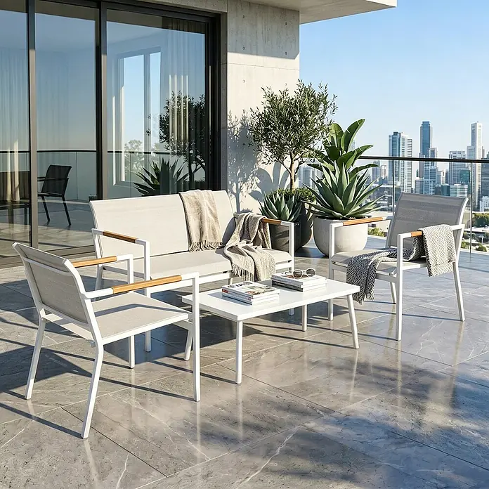 Outsunny Loungemöbel-Set - 4 -tlg., Metall, Netzstoff, Cremeweiß - Weiß-graue Outdoor-Loungemöbel mit Holzarmlehnen auf modernem Balkon mit Stadtblick.