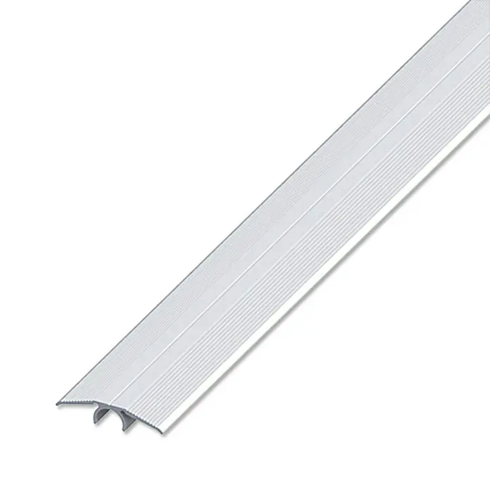 Übergangsprofil - Aluminium, Silber, Eloxiert - Nahaufnahme einer silbernen Übergangsleiste für den Boden, die einen sauberen Übergang zwischen zwei Bodenbelägen ermöglicht.