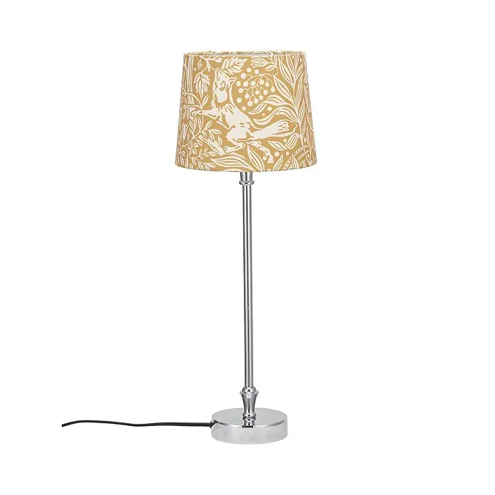 PR Home Tischleuchte -  - Tischlampe mit silbernem Fuß und einem senfgelben Lampenschirm mit weißem Fuchs- und Beerenmuster.