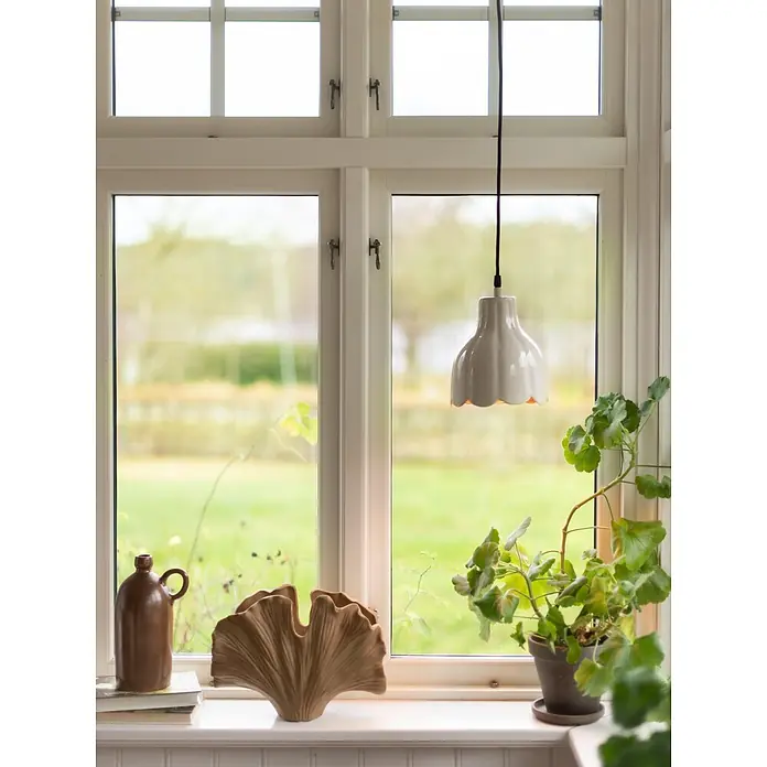 PR Home Pendelleuchte Fensterleuchte -  - Weiße Keramik-Pendelleuchte mit gewelltem Rand, die in einem hellen Fenster hängt.