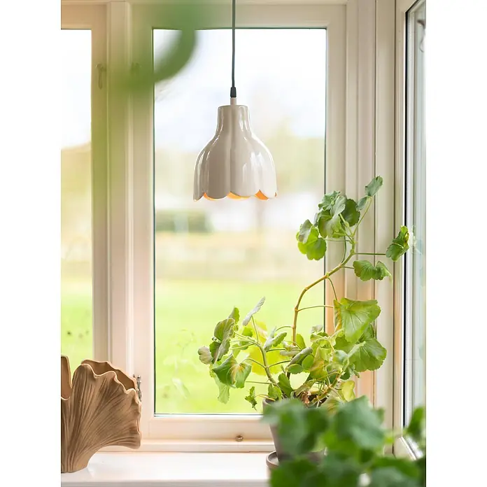 PR Home Pendelleuchte Fensterleuchte -  - Weiße, gewellte Keramik-Pendelleuchte hängt in einem Fenster.