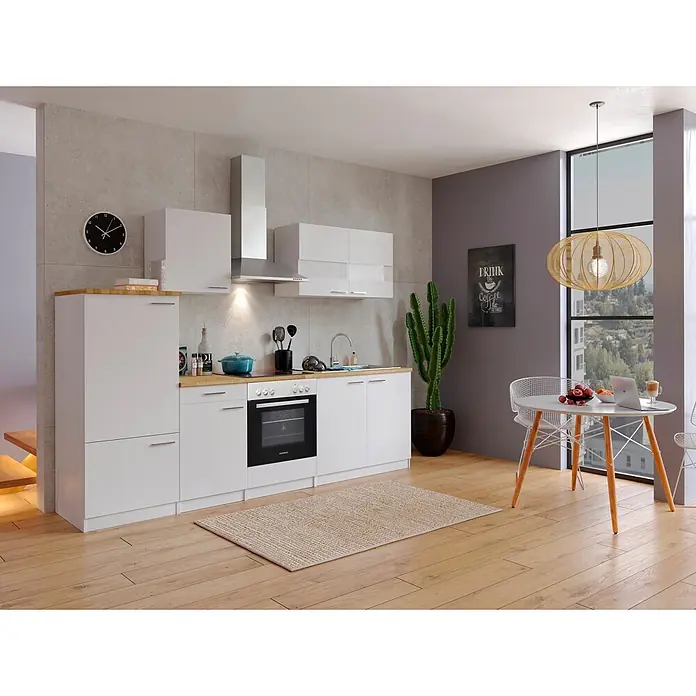 Respekta Küchenzeile Malia - Breite: 270 cm, Weiß, Mit Elektrogeräten, Dekor Arbeitsplatte: Holzoptik, Volumen Backofen: 72 l - Moderne weiße Küchenzeile mit Holz-Arbeitsplatten und Einbaugeräten in einem Wohnraum.