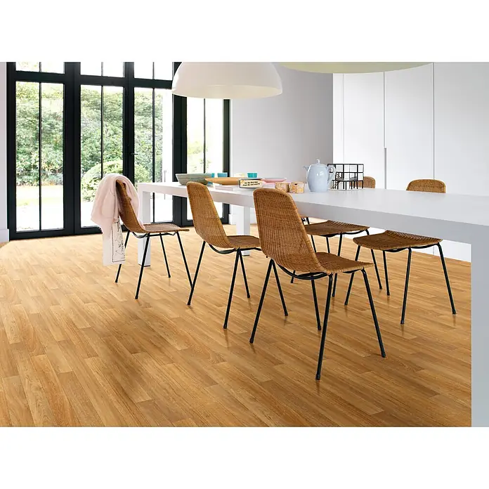 Beauflor PVC-Boden Meterware Atlantic - 200 cm, Natural Oak 236 L, Braun - Heller Holzplankenboden in einem hellen, modernen Essbereich.