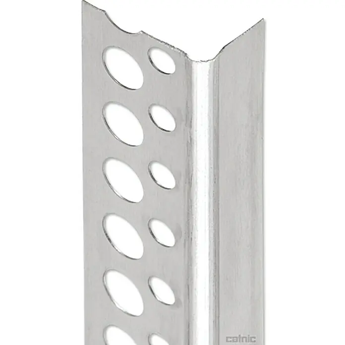 Catnic Abschlussprofil - 2,5 m x 23 mm x 13 mm, Aluminium - Nahaufnahme einer Metall-Eckschutzschiene mit Löchern, ideal für den Kantenschutz in Bauprojekten.