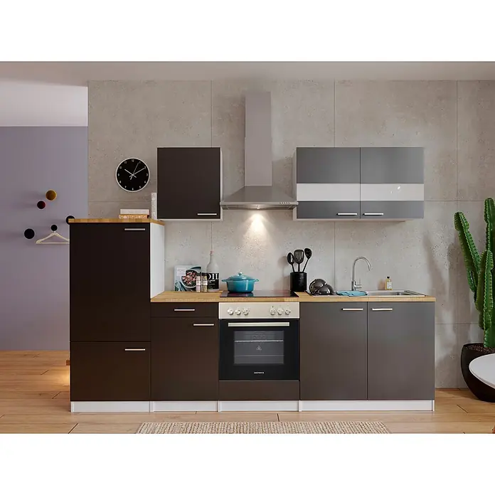 Respekta Küchenzeile Malia - Breite: 270 cm, Grau, Mit Elektrogeräten, Dekor Arbeitsplatte: Holzoptik, Volumen Backofen: 72 l - Moderne Küchenzeile mit dunkelbraunen Unterschränken, Holzarbeitsplatte, Backofen, Spüle und grau-weißen Oberschränken, vor Betonwand.