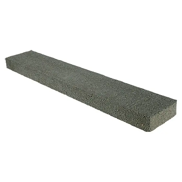 Christoph Betonsturz - 125 x 17,5 x 7,1 cm - Nahaufnahme eines einzelnen rechteckigen Pflastersteins mit rauer Textur, ideal für Gartenwege oder Terrassen.
