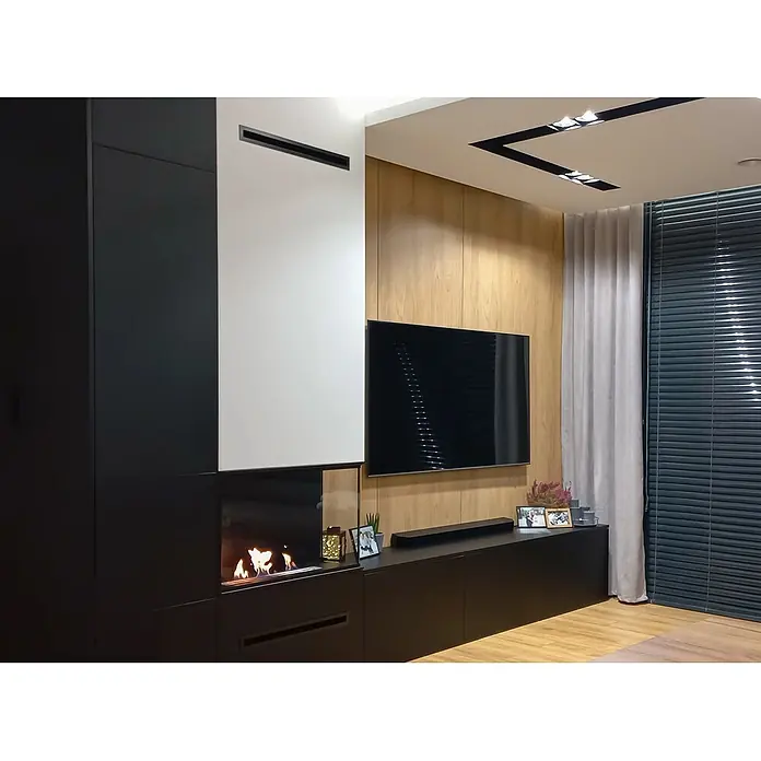 Bysil Kaminofen - Material Verkleidung: Stahl - Modernes Wohnzimmer mit schwarzer Medienkonsole, integriertem Kamin, Wand-TV auf Holzverkleidung und linearer Deckenbeleuchtung.